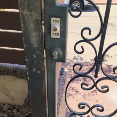 שער מתכת עם מנעול ותפאורה חיצונית