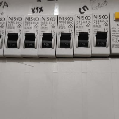 לוח חשמל עם מפסקים של חברת ניסקו