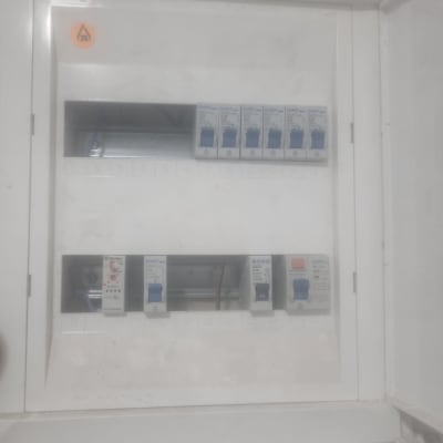 לוח חשמל עם מפסקים ומתגים