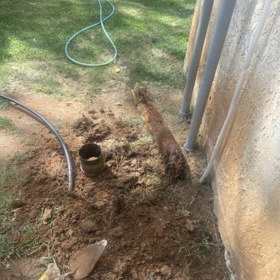 כלי עבודה וצינורות חשופים בעבודת אינסטלציה בחצר