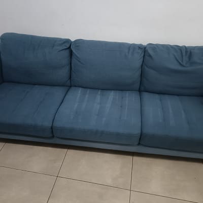 ספה כחולה על רצפת אריחים