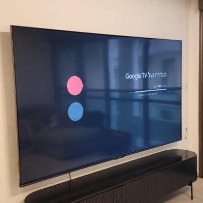 טלוויזיה מותקנת על קיר עם מסך Google TV