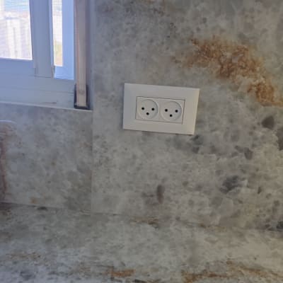 שקע חשמל כפול על קיר שיש במטבח