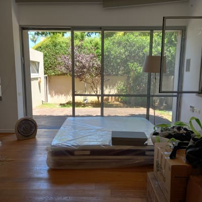 מזרן עטוף בניילון, קופסאות קרטון, מאוורר קטן