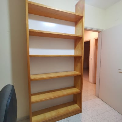 מדף עץ גבוה עם חמישה מדפים ריקים