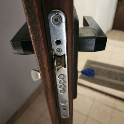 מנעול דלת עם מפתח כחול תקוע