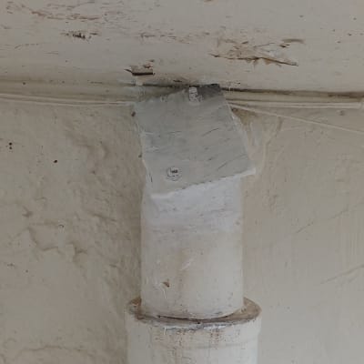 צינור לבן עם חיבור לקיר