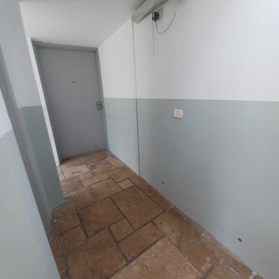 מסדרון עם קירות צבועים ורצפת אריחים