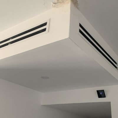 נזק בגבס בתקרה ליד פתח מיזוג אוויר