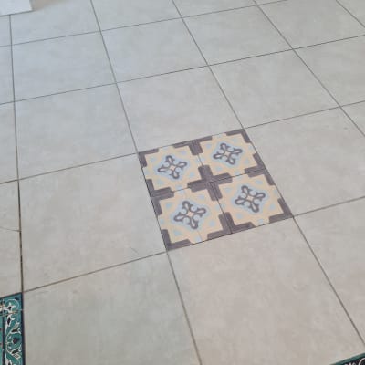 אריחים מעוטרים בצבעים שונים על רצפה