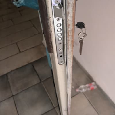 מנעול דלת עם מפתח תלוי