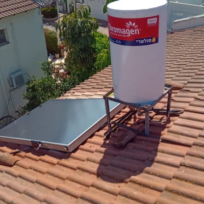 דוד שמש על גג רעפים עם קולטן סולארי