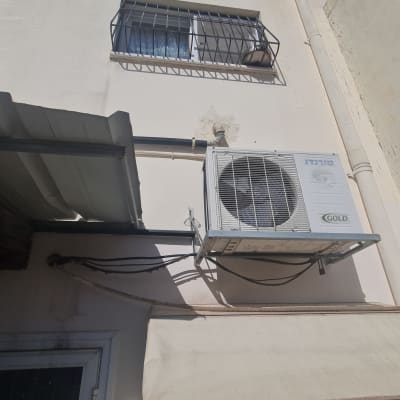 יחידת מיזוג אוויר מותקנת על קיר חיצוני