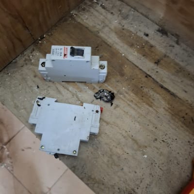 מפסק חשמלי שבור על רצפה מלוכלכת