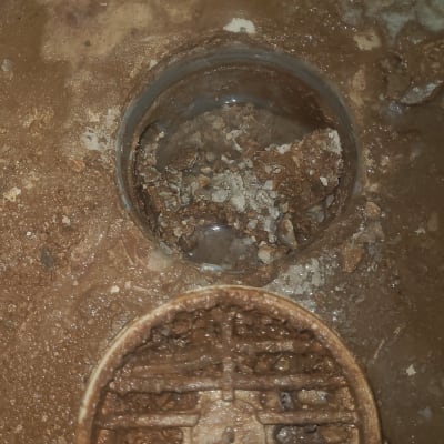 פתח ניקוז עם לכלוך וחלודה