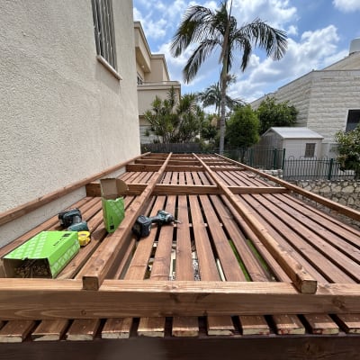 דק עץ בבנייה עם כלי עבודה וקרטונים