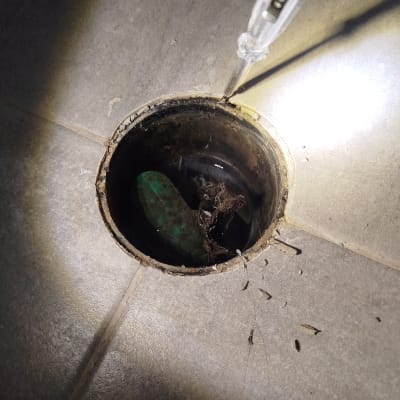 ניקוי צינור ביוב עם כלי עבודה