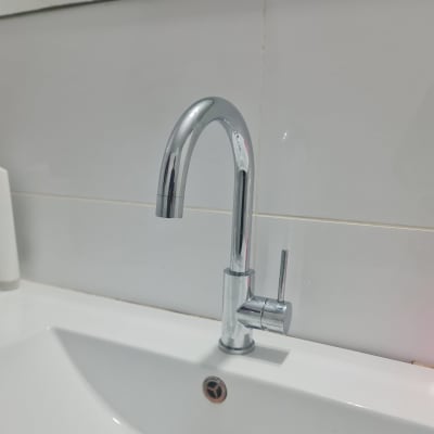 ברז כיור עם סבון נוזלי ומוצרי טיפוח