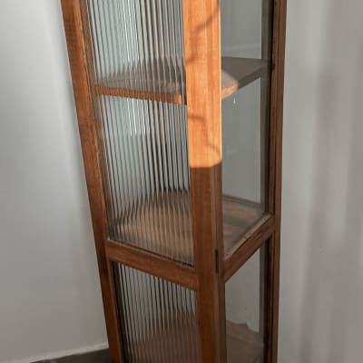 ארון עץ עם דלתות זכוכית מחורצות