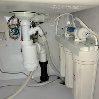 מערכת צינורות מתחת לכיור עם מסנני מים