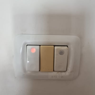 מתג חשמל עם נורית חיווי אדומה