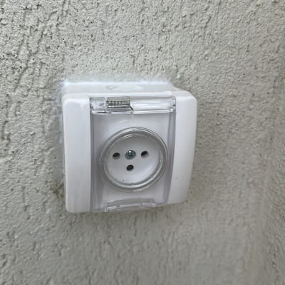 שקע חשמלי על קיר חיצוני