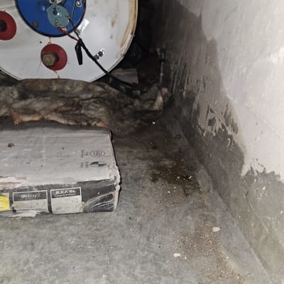 דוד מים עם סימני נזילה על הרצפה