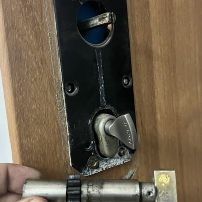 מנעול דלת מפורק עם צילינדר ביד