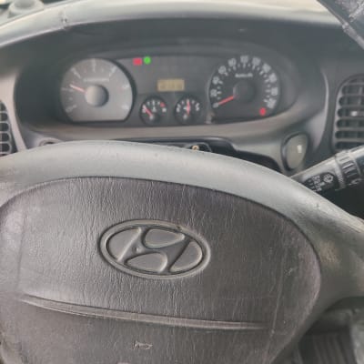 הגה ומד מהירות של רכב יונדאי