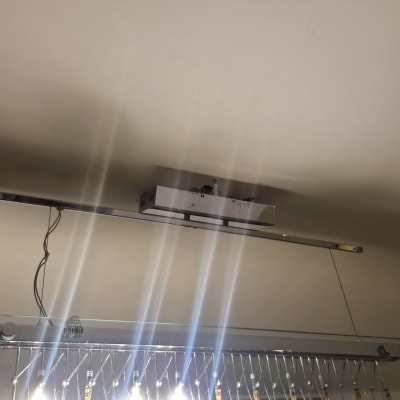 תאורה מותקנת על תקרה עם חוטים חשמליים