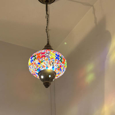 מנורה צבעונית תלויה מהתקרה עם אור צבעוני