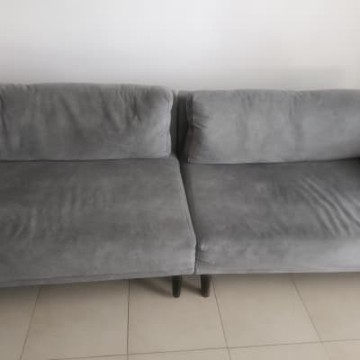 ספה אפורה נקייה על רצפת אריחים