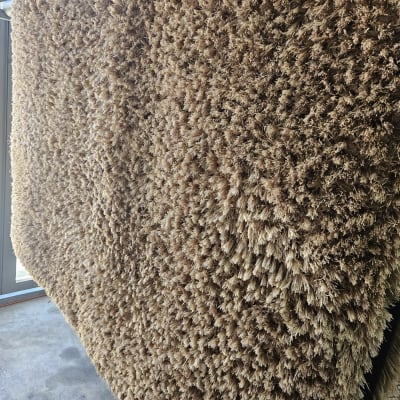 שטיח חום תלוי לייבוש לאחר ניקוי