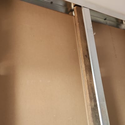 קיר גבס עם מסגרת מתכת ועץ