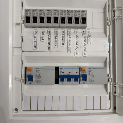לוח חשמל עם מפסקים ומתגים