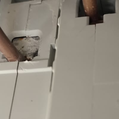 חוטי חשמל בתוך לוח חשמל