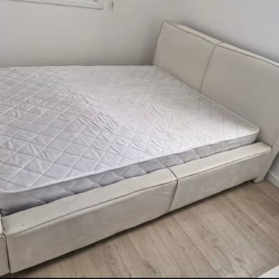 מיטה עם מזרן בחדר שינה