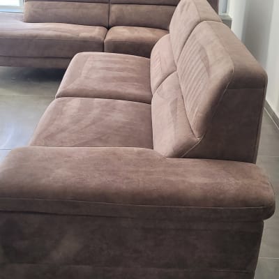 ספה חומה גדולה עם ריפוד בד