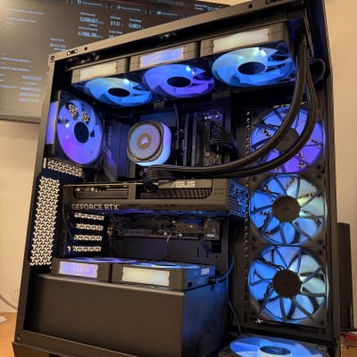 מחשב גיימינג עם תאורת LED ומסך תצוגה