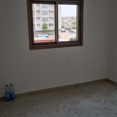 חלון אלומיניום עם מסגרת חומה בחדר ריק