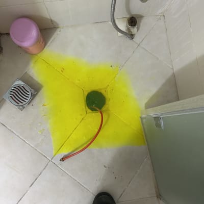 רצפה עם נוזל צהוב וכלי עבודה