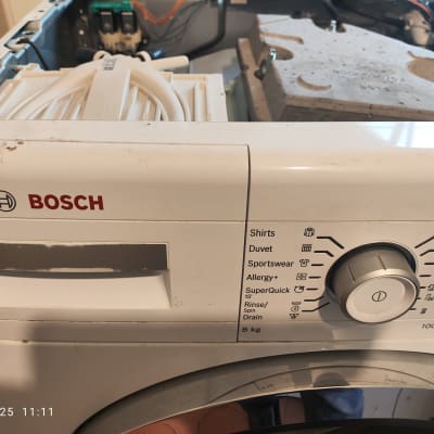 מכונת כביסה בוש עם כפתורי שליטה ותצוגה