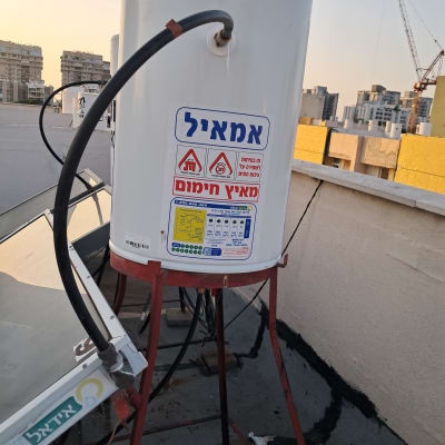 דוד שמש על גג עם צינור וחיבורים