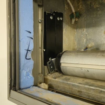 מנגנון תריס עם חלקים מתכתיים וקצף בידוד כחול