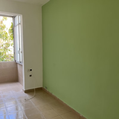 קיר צבוע בירוק בהיר בחדר פנימי