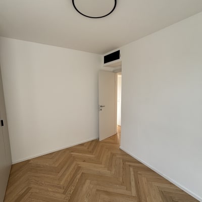 חדר עם קירות צבועים ורצפת פרקט