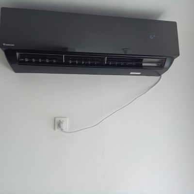 מזגן מותקן על קיר עם חיבור חשמלי