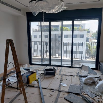 מסגרת אלומיניום לחלון גדול באתר בנייה