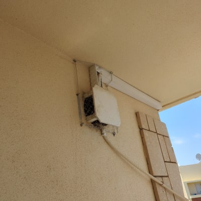 רשת להגנה על מזגן חיצוני על קיר בניין