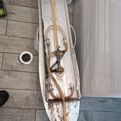 צינורות ומחברים על רצפת חדר אמבטיה